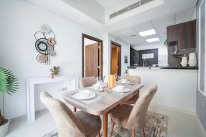 Kuchyň nebo kuchyňský kout v ubytování EasyGo - Modern 3BR Family Townhouse at Avencia, DAMAC Hills 2