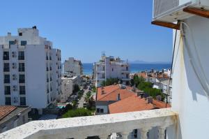- Balcón con vistas a la ciudad en Kalif Hotel, en Ayvalık