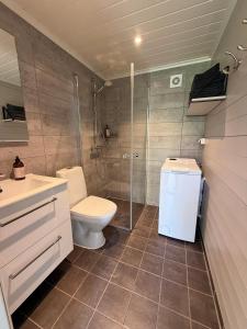 Φωτογραφία από το άλμπουμ του Victoria lakefront cabin in Lyseren Strandpark σε Omberg