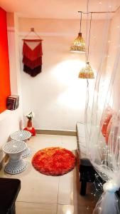Posezení v ubytování CHIC Boho 2BHK Just 10 Mins to Beach and White Town DUSK
