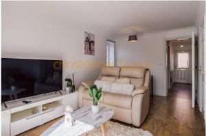 Μια τηλεόραση ή/και κέντρο ψυχαγωγίας στο 3bd Home near Red Bull Racing, Vw Centre, Zoho