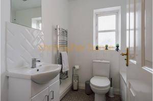 Ένα μπάνιο στο 3bd Home near Red Bull Racing, Vw Centre, Zoho +7 φωτογραφίες
