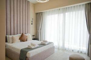 En eller flere senge i et værelse på Chic 1BR Retreat , Blvd Views, Walk to Dubai Mall + 23 billeder