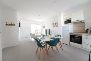 eine Küche und ein Esszimmer mit Tisch und Stühlen in der Unterkunft Joli appartement dans le centre des Herbiers in Les Herbiers + 18 Fotos