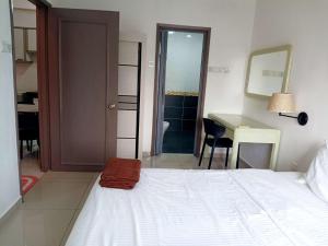 Ένα ή περισσότερα κρεβάτια σε δωμάτιο στο Costa Mahkota One Bedroom With Balcony, Mahkota Parade Hospital, Pahlawan