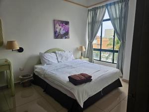 Ένα ή περισσότερα κρεβάτια σε δωμάτιο στο Costa Mahkota One Bedroom With Balcony, Mahkota Parade Hospital, Pahlawan