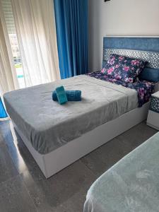 ein Schlafzimmer mit einem Bett mit zwei blauen Blöcken darauf in der Unterkunft Sunny beach in Sharm El Sheikh