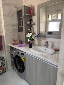 ein Badezimmer mit Waschmaschine und Waschbecken in der Unterkunft Sunny beach in Sharm El Sheikh