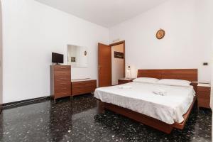 Un dormitorio con una cama grande y un espejo. en Parcheggio Privato - 10 Min Centro Storico, en Génova
