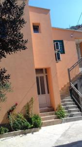 um edifício com escadas que levam até uma porta em Apartments Anita Hure em Hvar