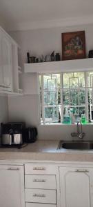 Η κουζίνα ή μικρή κουζίνα στο Karen house +7 φωτογραφίες