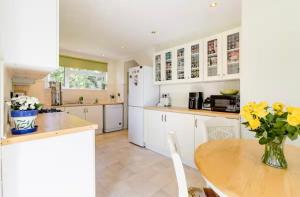 Kuchyň nebo kuchyňský kout v ubytování Contractor-Friendly Home Near Shotton Paper Mill by Rework Accommodation + 28 fotografií