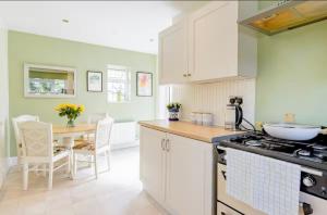 Kuchyň nebo kuchyňský kout v ubytování Contractor-Friendly Home Near Shotton Paper Mill by Rework Accommodation