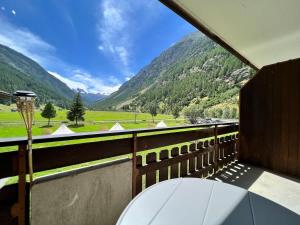 a balcony with a table and a view of mountains at Pure Comfort! Entire Apartment with Abundant Space near Zermatt with parking! in Täsch