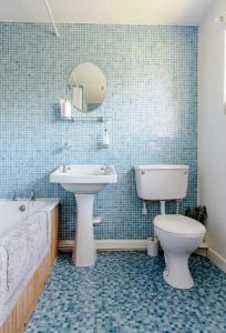 Koupelna v ubytování Contractor-Friendly Home Near Shotton Paper Mill by Rework Accommodation