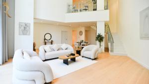 Posezení v ubytování SeaBreeze Townhouse Mamsha Al Saadiyat