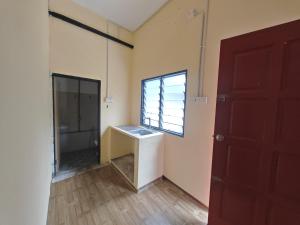 Habitación con lavabo, ventana y puerta en FAMILYs ROOM, en Kampung Kuala Besut
