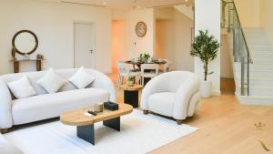 Posezení v ubytování SeaBreeze Townhouse Mamsha Al Saadiyat + 40 fotografií