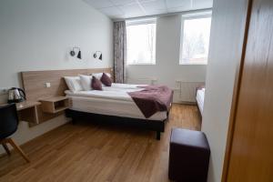 Una cama o camas en una habitación de Hótel Valaskjálf 168 fotos más
