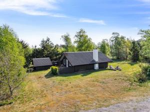 an image of a house with a yard at Holiday Home Irlin - 600m from the sea by Interhome in Jerup