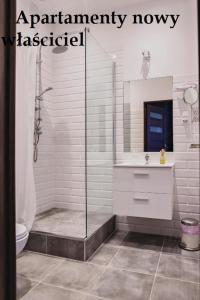 une salle de bain avec douche, lavabo et toilettes dans l'établissement APARTAMENTY NA EVEREŚCIE W ŚCISŁYM CENTRUM Ul DWORCOWA PARKING GRATIs!, à Bydgoszcz