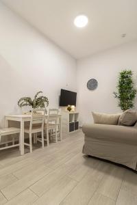 una sala de estar con una mesa y un sofá en Apartamento Santa Clara 1, en Jerez de la Frontera