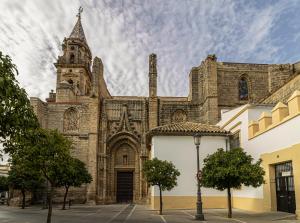 Una gran catedral de piedra con una torre de reloj en Apartamento Santa Clara 1, en Jerez de la Frontera