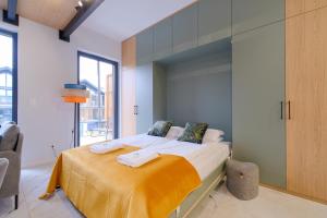 - une chambre avec un lit et un grand mur en verre dans l'établissement Laguna Beskidów Resort - Piwniczka Pascala, à Zarzecze 12 autres photos