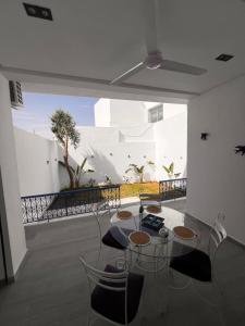 西迪·布·赛义德Sofia House sidi bou said的一间有桌子、椅子和大窗户的房间