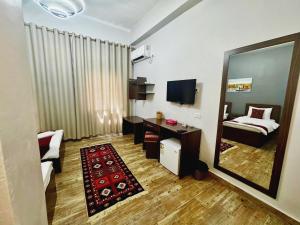 ein Hotelzimmer mit Bett und Spiegel in der Unterkunft The Sydney Hotel in Amman