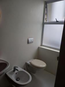 德班Rosetta Cottage的带马桶和水槽的白色浴室 更多5张照片