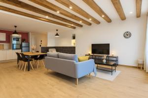 a living room with a couch and a table at Le Prestige Mâconnais Calme Central Luxe in Mâcon