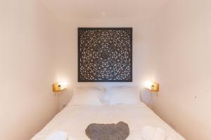 Un dormitorio con una cama con un cuadro en la pared. en Charming 2 bedroom House With Pool, en Eyguières 12 fotos más