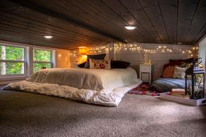 a bedroom with a large bed and a couch at Cricket by the Creek - Creek, Gym, Trails, Kayaks in Menlo +51 photos