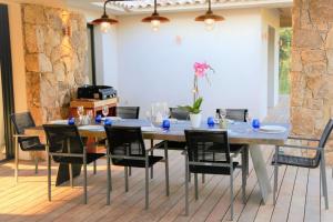 a dining room with a table and chairs at Villa Pignotulli Di Cirendinu in Sainte-Lucie de Porto-Vecchio