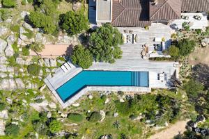 una vista aerea di una casa con piscina di Casa Rocca Di Pianotolli a Pianottoli-Caldarello