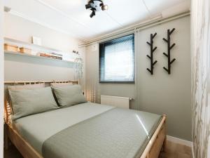 a bedroom with a bed and a window at Prinsenhof 43 - Ouddorp in Ouddorp