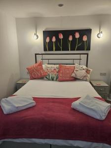 Ένα ή περισσότερα κρεβάτια σε δωμάτιο στο Ruth's Refresh Country Retreat with Private Hot Tub +12 φωτογραφίες