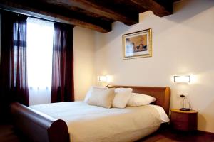 Łóżko lub łóżka w pokoju w obiekcie Apartamenty Hotelu Pod Orłem
