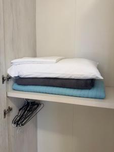 una cama colocada encima de un estante en Era apartments 2, en Caponago