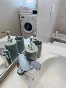 Un mostrador de baño con un lavabo y un espejo. en Era apartments 2, en Caponago 12 fotos más