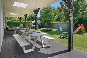 アウウドルプにあるPrinsenhof 65 - Ouddorp NOT INTENDED FOR COMPANY OR WORK-RELATED STAYSのピクニックテーブルと遊び場付きのパティオ +53枚の写真