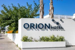 Un cartel del hotel Orion frente a un edificio. en Orion Hotel, en Faliraki