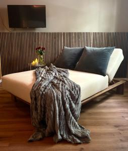 een slaapkamer met een bed met een deken erop bij My happy place - Apartment mit Sauna & Whirlpool in Essen +14 foto's