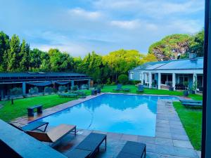 La alberca dentro o cerca de Constantia Winelands Lodge