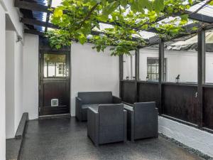 Una habitación con dos sillas frente a una puerta. en Apartment Veronica - 700m from the sea by Interhome, en Saeby