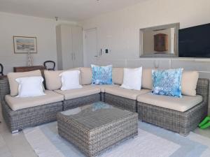 Una sala de estar con un sofá y una mesa de café. en Blue Waves, en Fish Hoek 4 fotos más
