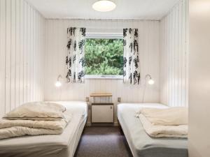 zwei Betten in einem Zimmer mit Fenster in der Unterkunft Holiday Home Paulus - 375m from the sea by Interhome in Fårevejle + 24 Fotos
