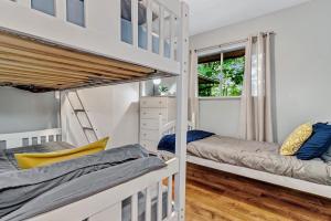 ein Zimmer mit zwei Etagenbetten und einem Fenster in der Unterkunft Cozy Serenity - Outdoor Hot Tub, Firepit, Games, + Close to Downtown Gatlinburg in Glade + 43 Fotos