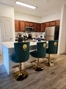 Η κουζίνα ή μικρή κουζίνα στο Frisco Vibes With Pool Gym and Elegant 1BR Apart